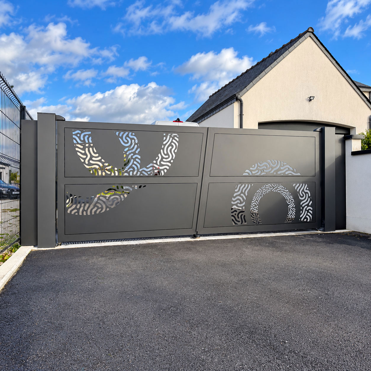 Portail battant aluminium sur mesure motorisé à Quessoy avec motif personnalisé découpé